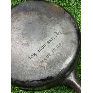 Vintage Unmarked Wagner Cast Iron Skillet Unisex 10.5 Inch Black Made in USA